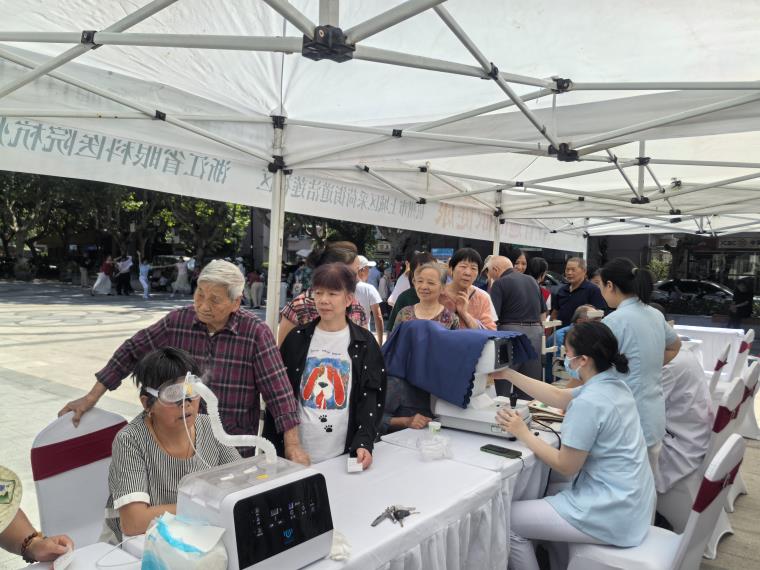20250606洁莲社区广场义诊 (6).jpg